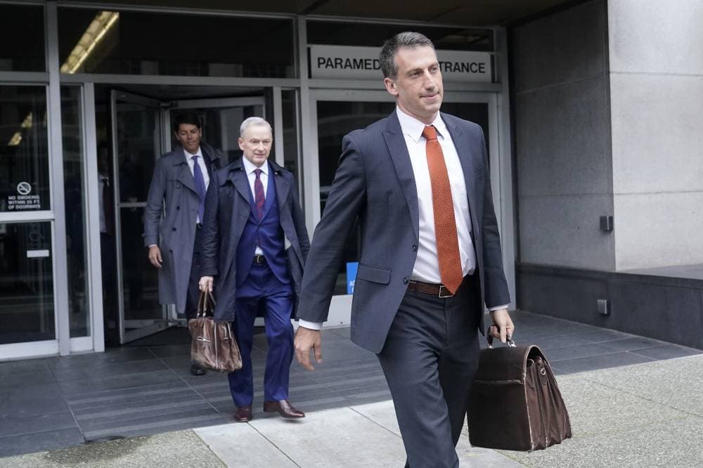 اشتعال النيران في المنازل إثر حرائق اجتاحت الغابات بالقرب من العاصمة اليونانية 