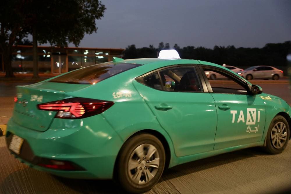 "التاكسي الأخضر" فوضى مرورية .. و"النقل" لـ"الاقتصادية": إنشاء تطبيق إلكتروني لتنظيم عمله