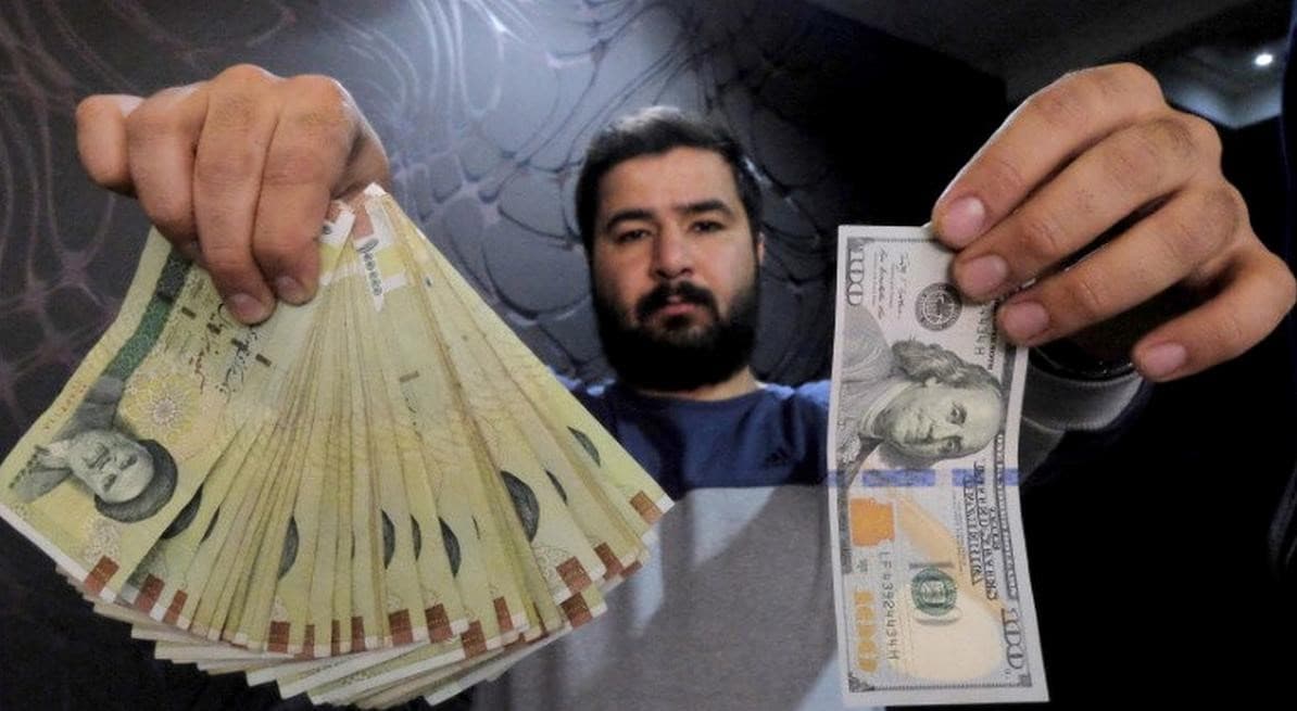 انخفاض قياسي جديد للعملة الإيرانية .. 447 ألف ريال لكل دولار 
