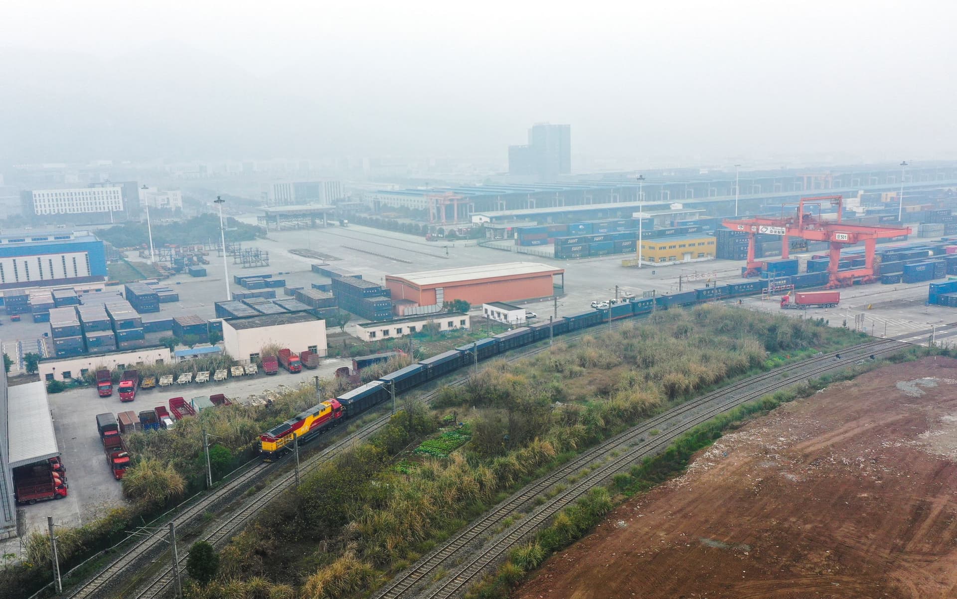 الصين .. أول قطار شحن لممر التجارة البرية والبحرية الدولي