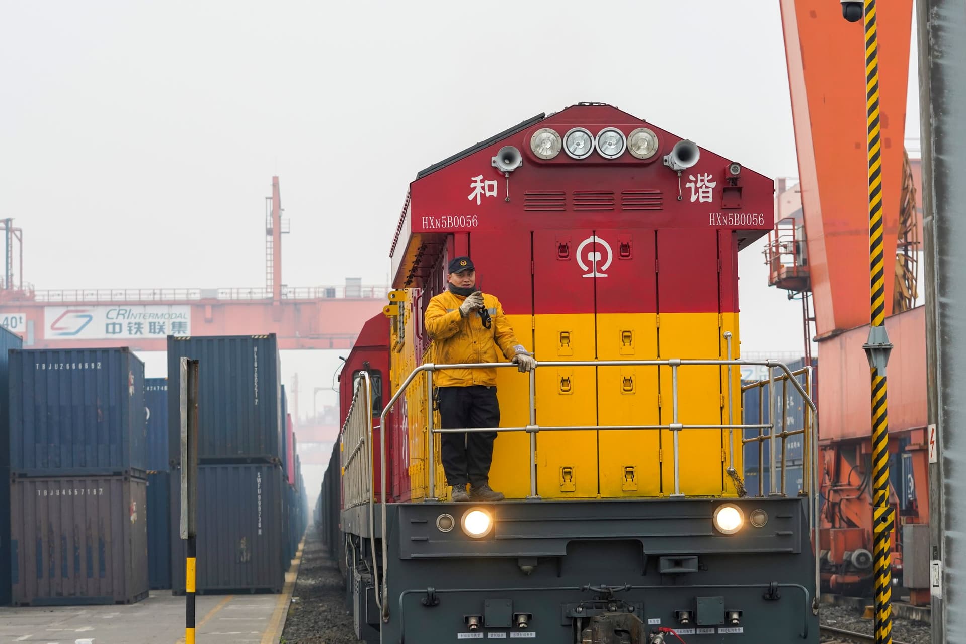 الصين .. أول قطار شحن لممر التجارة البرية والبحرية الدولي