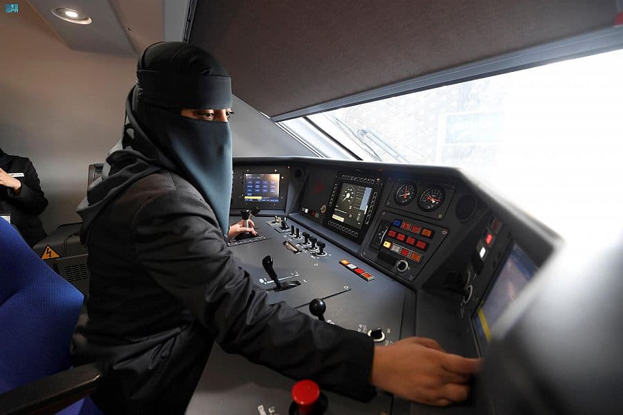 تأهيل 32 سعودية لقيادة قطار الحرمين السريع