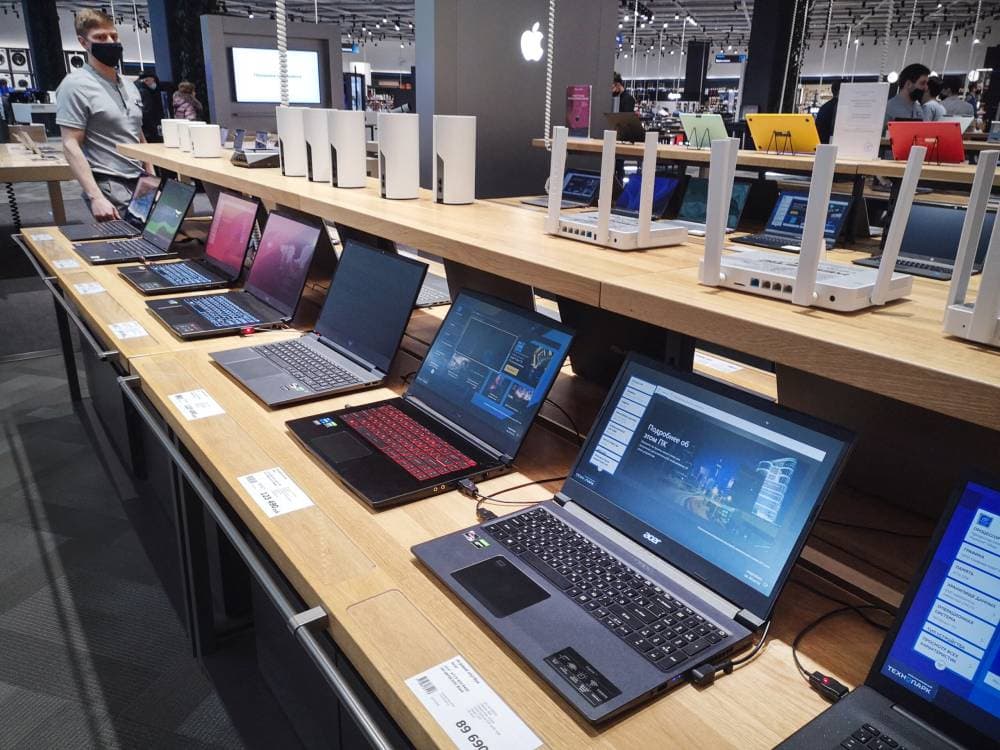 الطلب على اللاب توب ينخفض 28 % .. وركود متوقع في 2023