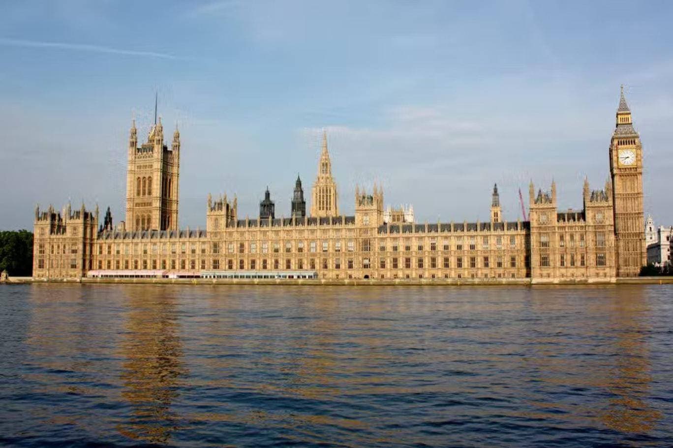 البرلمان البريطاني يطلب سلطة مراقبة أداء مؤسسات تنظيم القطاع المالي