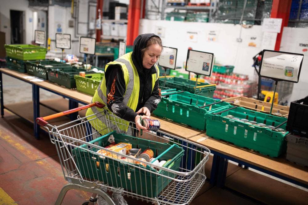 الأزمة المعيشية في بريطانيا تثقل كاهل 2500 بنك طعام .. الطلب كبير