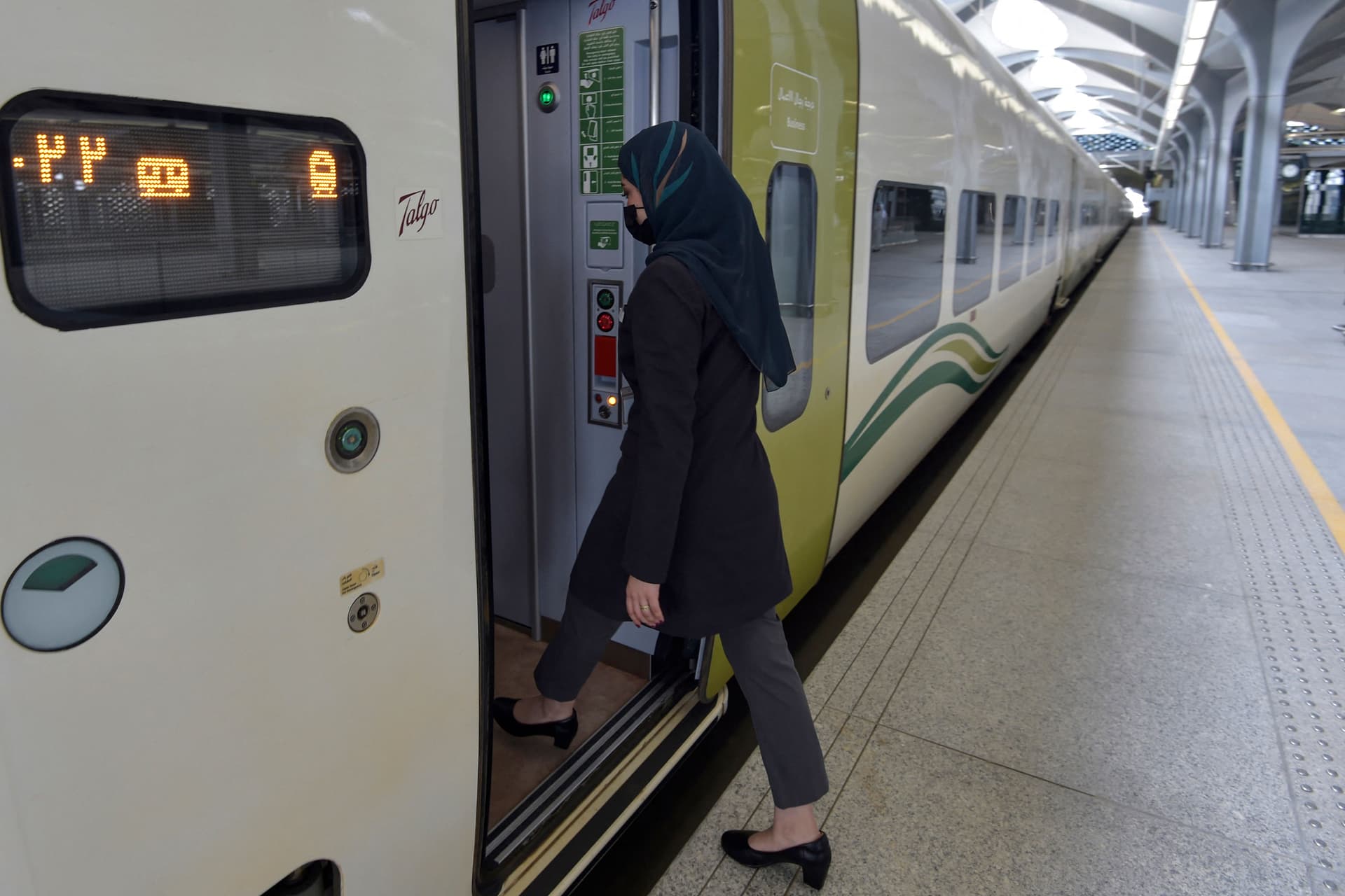 سعوديات يقدن "قطار الحرمين" لنقل الحجاج والمعتمرين بين مكة والمدينة