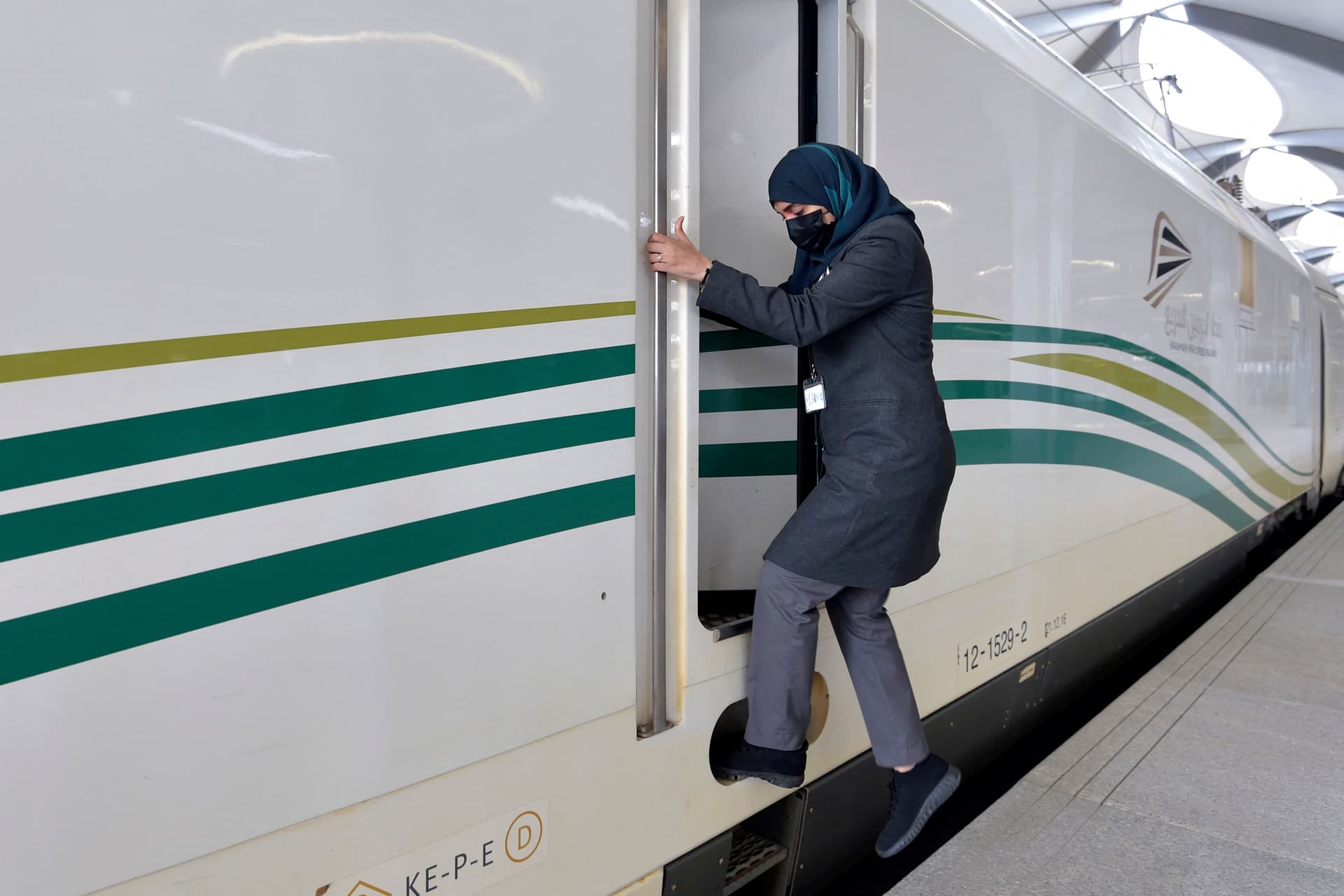 سعوديات يقدن "قطار الحرمين" لنقل الحجاج والمعتمرين بين مكة والمدينة