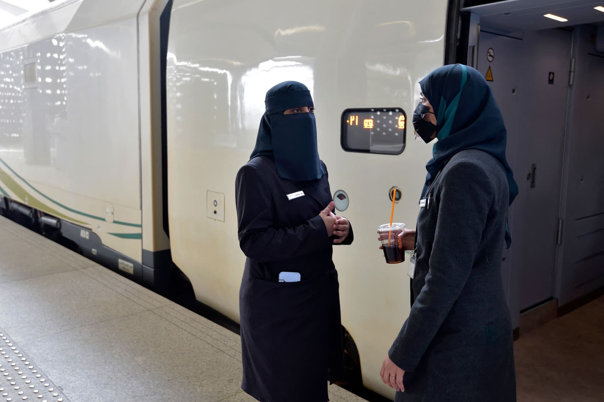 سعوديات يقدن "قطار الحرمين" لنقل الحجاج والمعتمرين بين مكة والمدينة