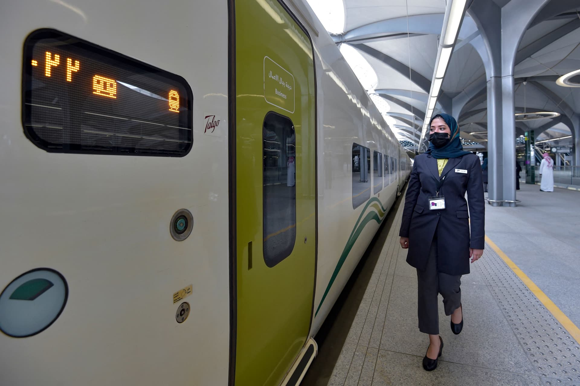 سعوديات يقدن "قطار الحرمين" لنقل الحجاج والمعتمرين بين مكة والمدينة