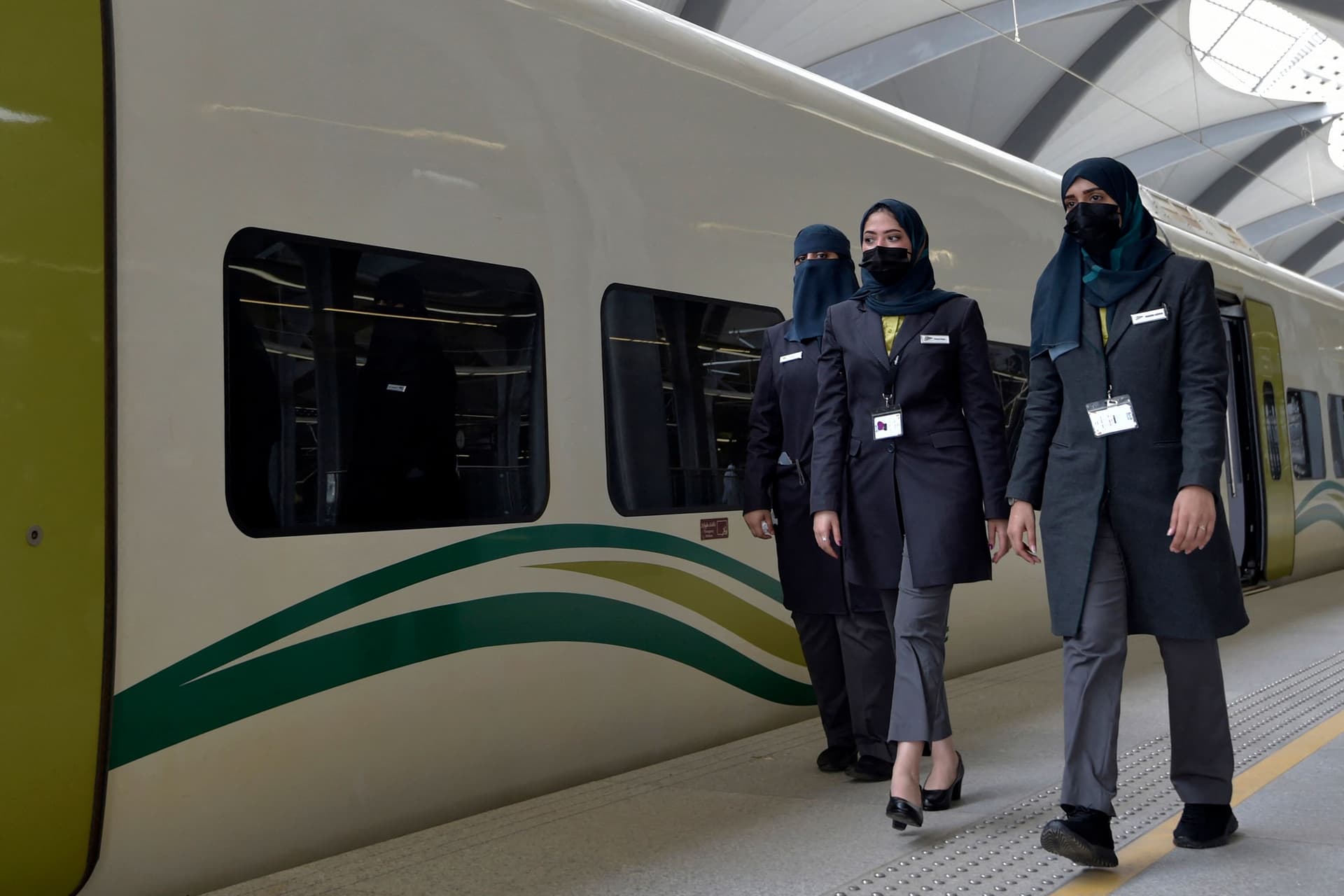 سعوديات يقدن "قطار الحرمين" لنقل الحجاج والمعتمرين بين مكة والمدينة