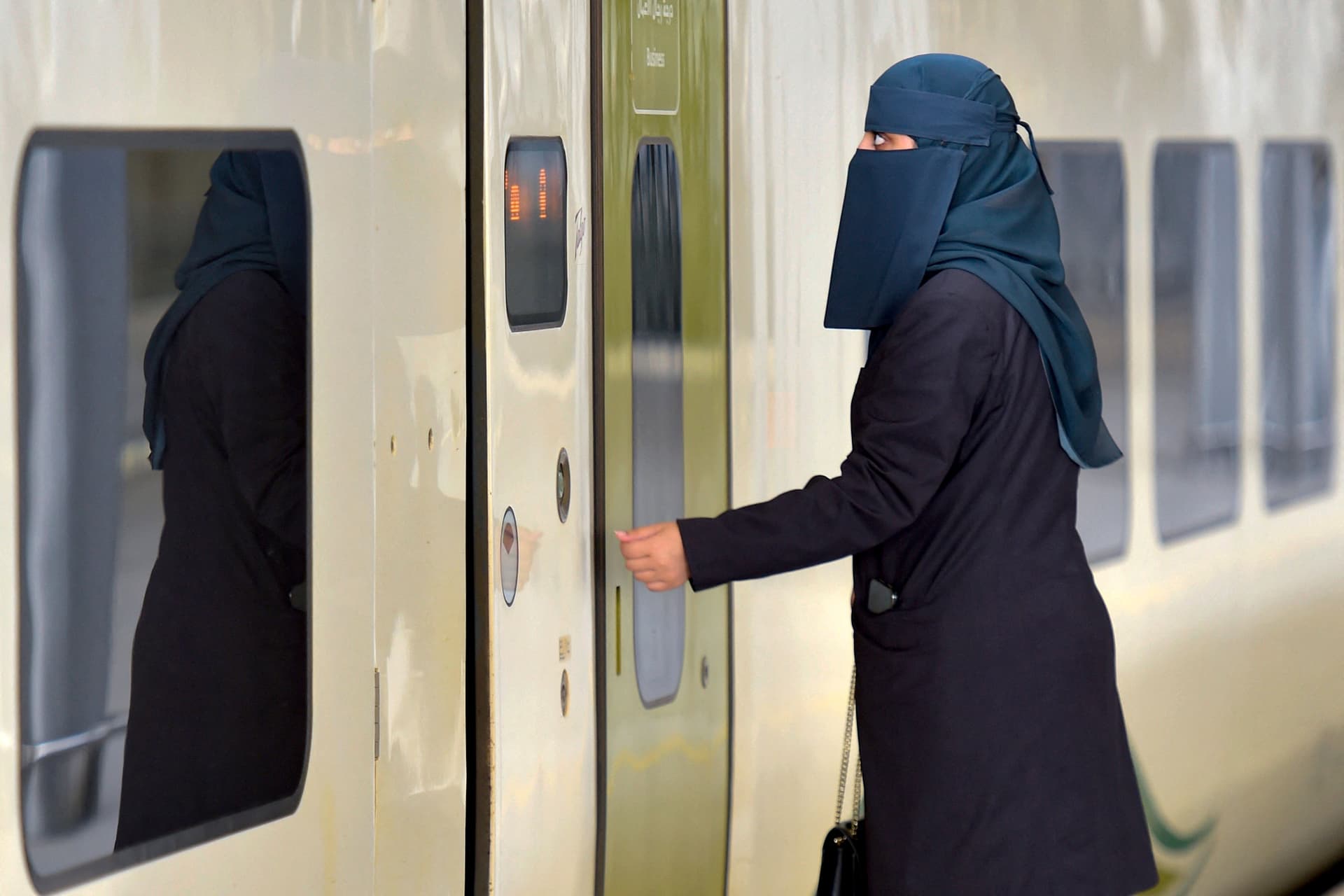 سعوديات يقدن "قطار الحرمين" لنقل الحجاج والمعتمرين بين مكة والمدينة