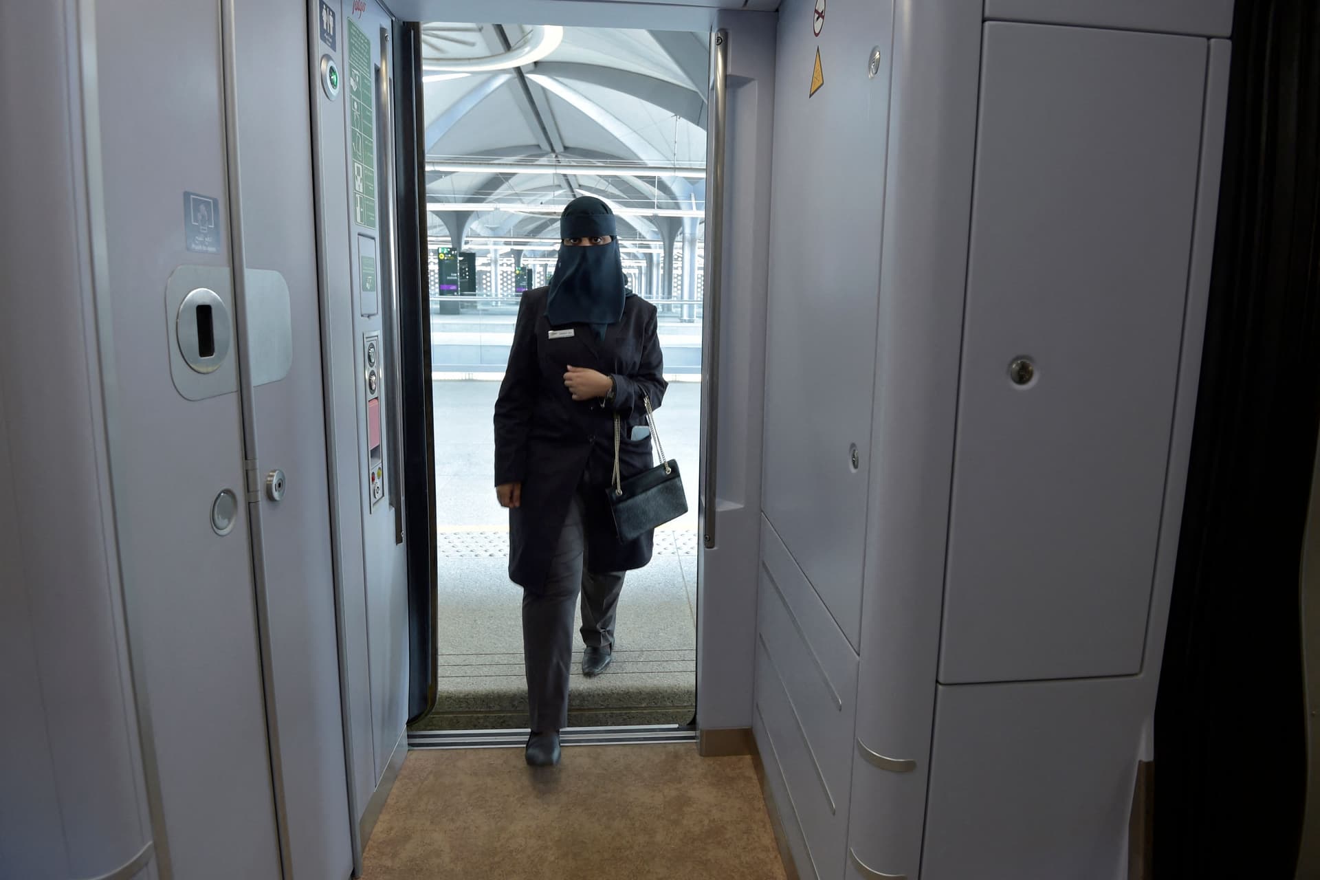 سعوديات يقدن "قطار الحرمين" لنقل الحجاج والمعتمرين بين مكة والمدينة