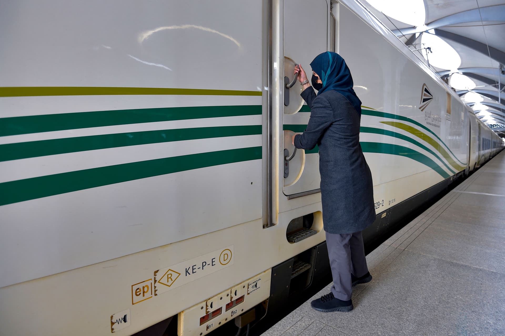 سعوديات يقدن "قطار الحرمين" لنقل الحجاج والمعتمرين بين مكة والمدينة