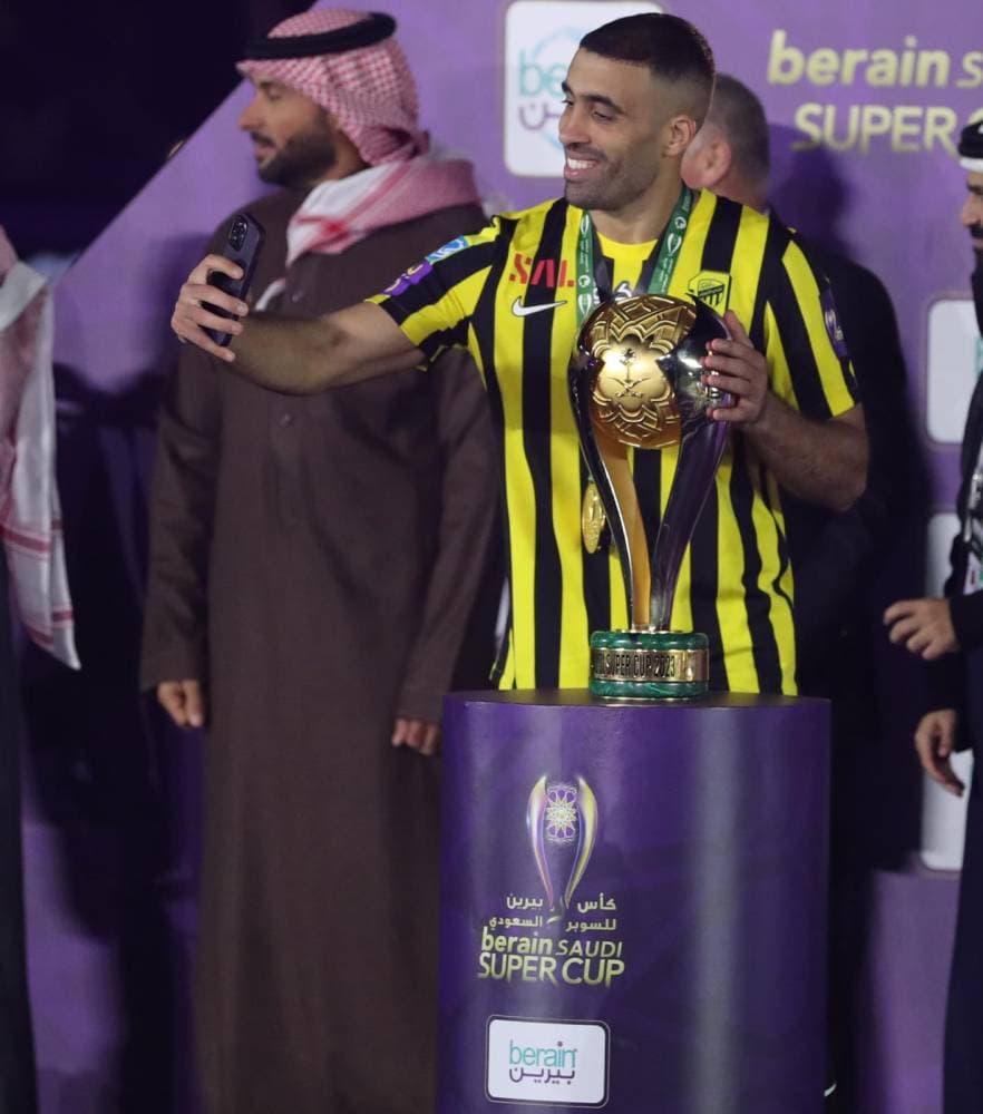 حمد الله يلتقط سيلفي مع الكأس. تصوير: سعد العنزي ـ "الاقتصادية"