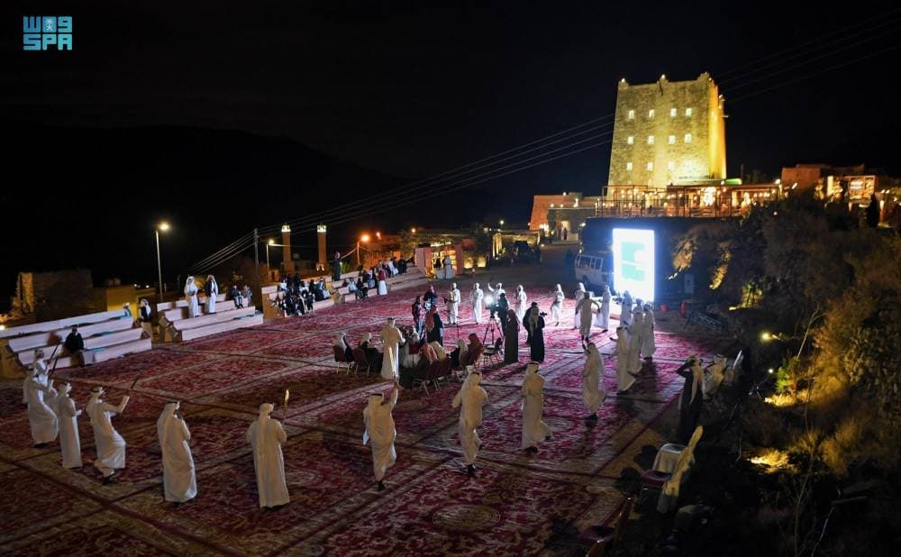 عمال يحملون أكياس حبوب القمح على عربة في مدينة أمريتسار الهندية 