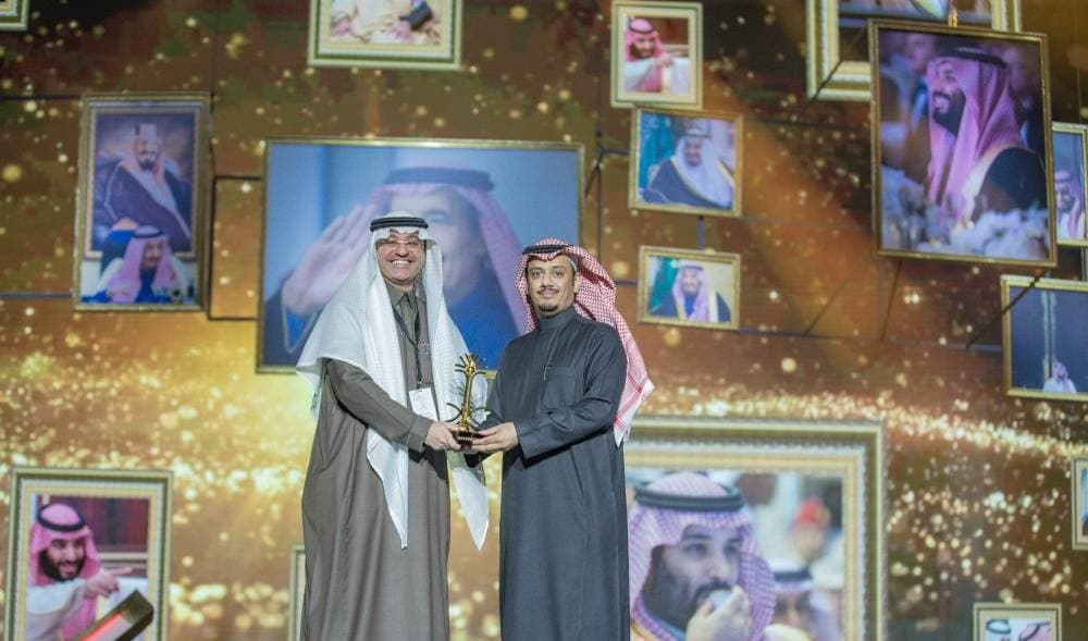 تكريم المصور بندر الجلعود خلال الحفل.