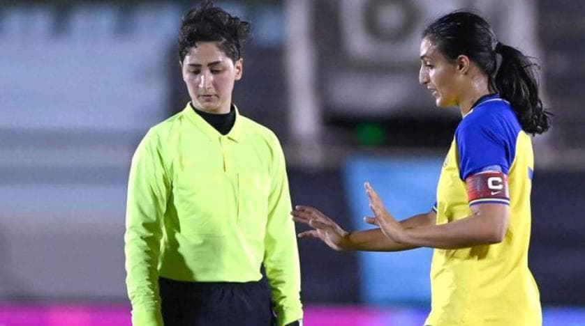 عنود الأسمري أول حكمة سعودية تنال الشارة الدولية