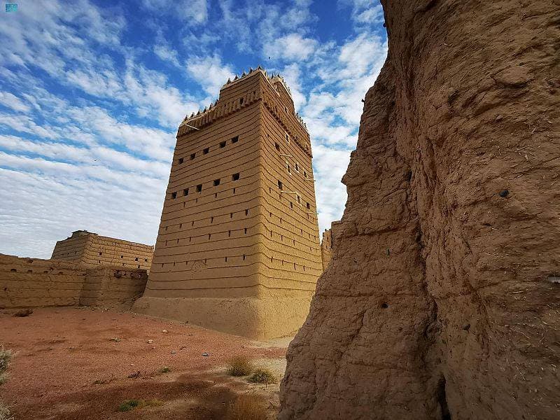 تمتد بيوت الطين العالية على جنبات وادي نجران.
