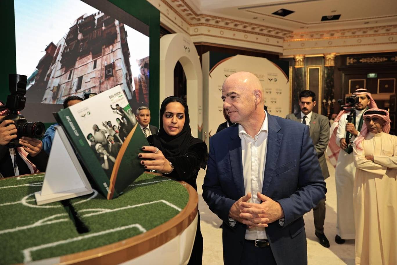 إنفانتينو يزور منطقة «البيت السعودي» في المنامة. تصوير: عيسى الدبيسي ـ «الاقتصادية»