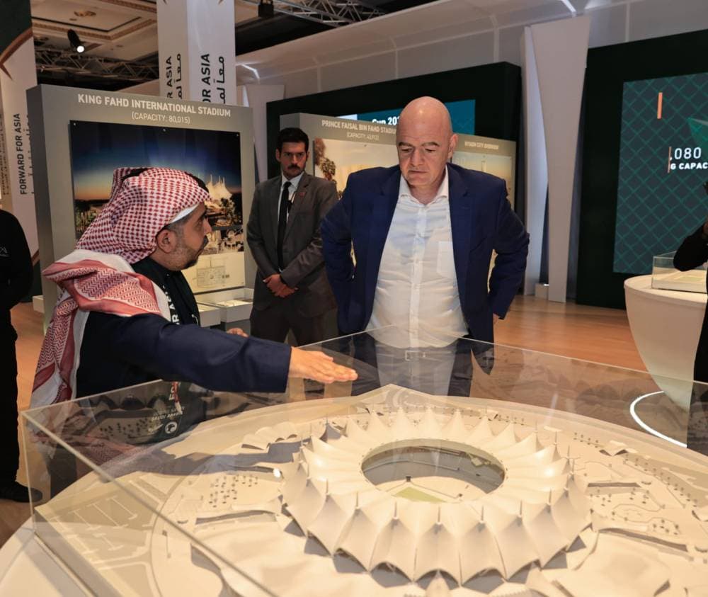 إنفانتينو يستمع لشرح عن تطوير ستاد الملك فهد الدولي في الرياض.