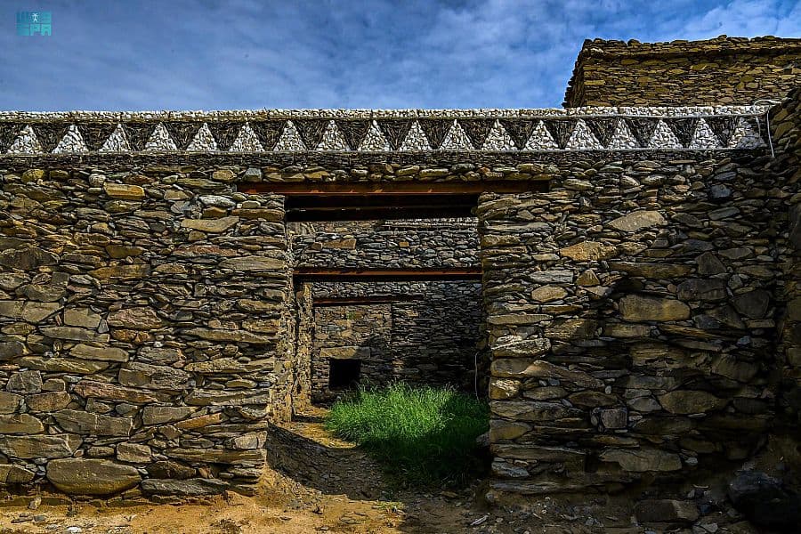 قرية الخليف الأثرية في الباحة .. إطلالة اشتهرت بنمطهما المعماري البديع