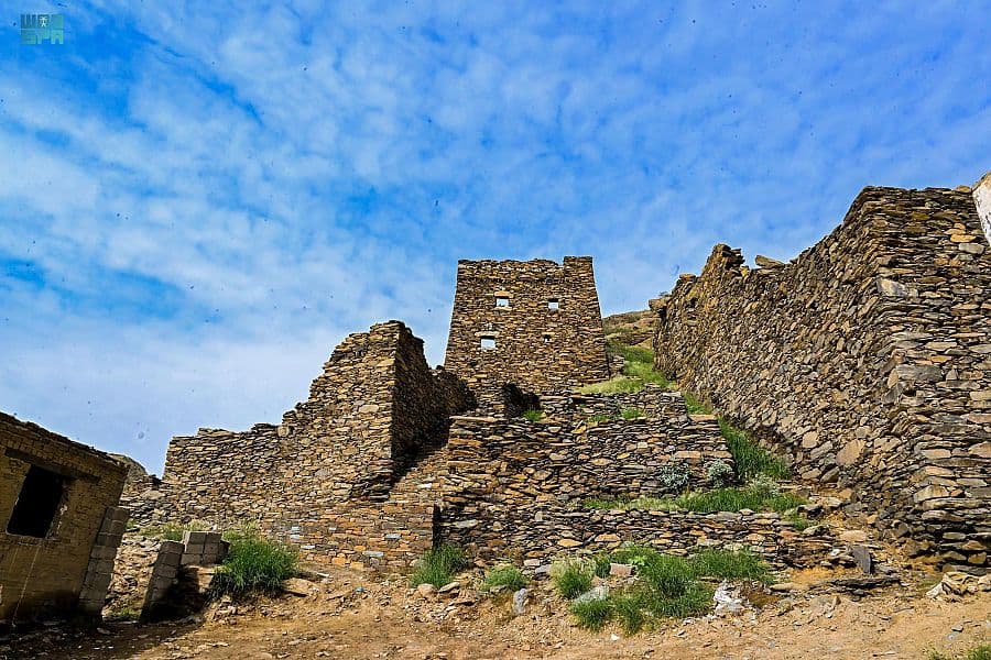 قرية الخليف الأثرية في الباحة .. إطلالة اشتهرت بنمطهما المعماري البديع