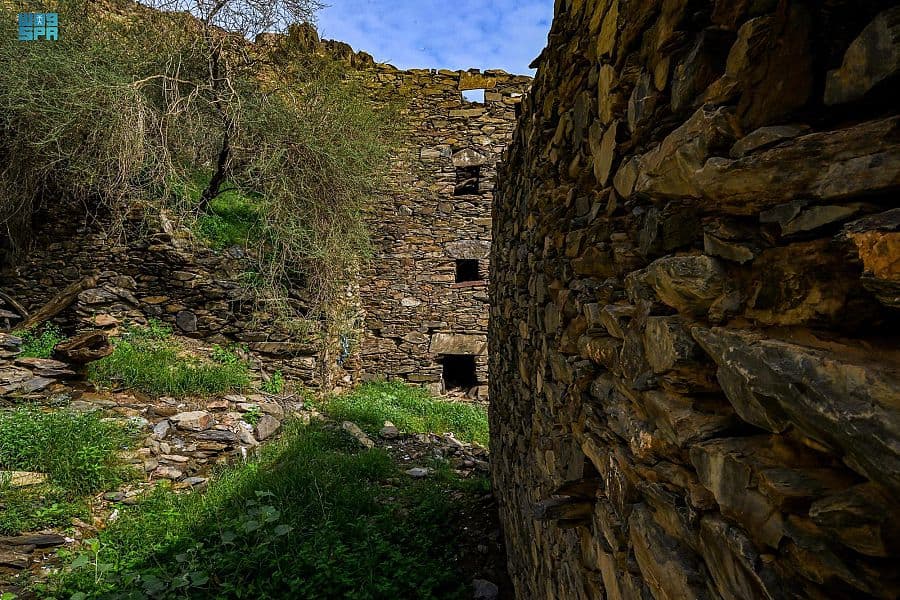 قرية الخليف الأثرية في الباحة .. إطلالة اشتهرت بنمطهما المعماري البديع