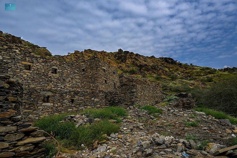 قرية الخليف الأثرية في الباحة .. إطلالة اشتهرت بنمطهما المعماري البديع