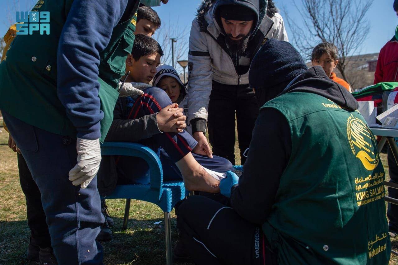 جانب من جهود فريق الإنقاذ السعودي في إسعاف المتضريين.   «واس»