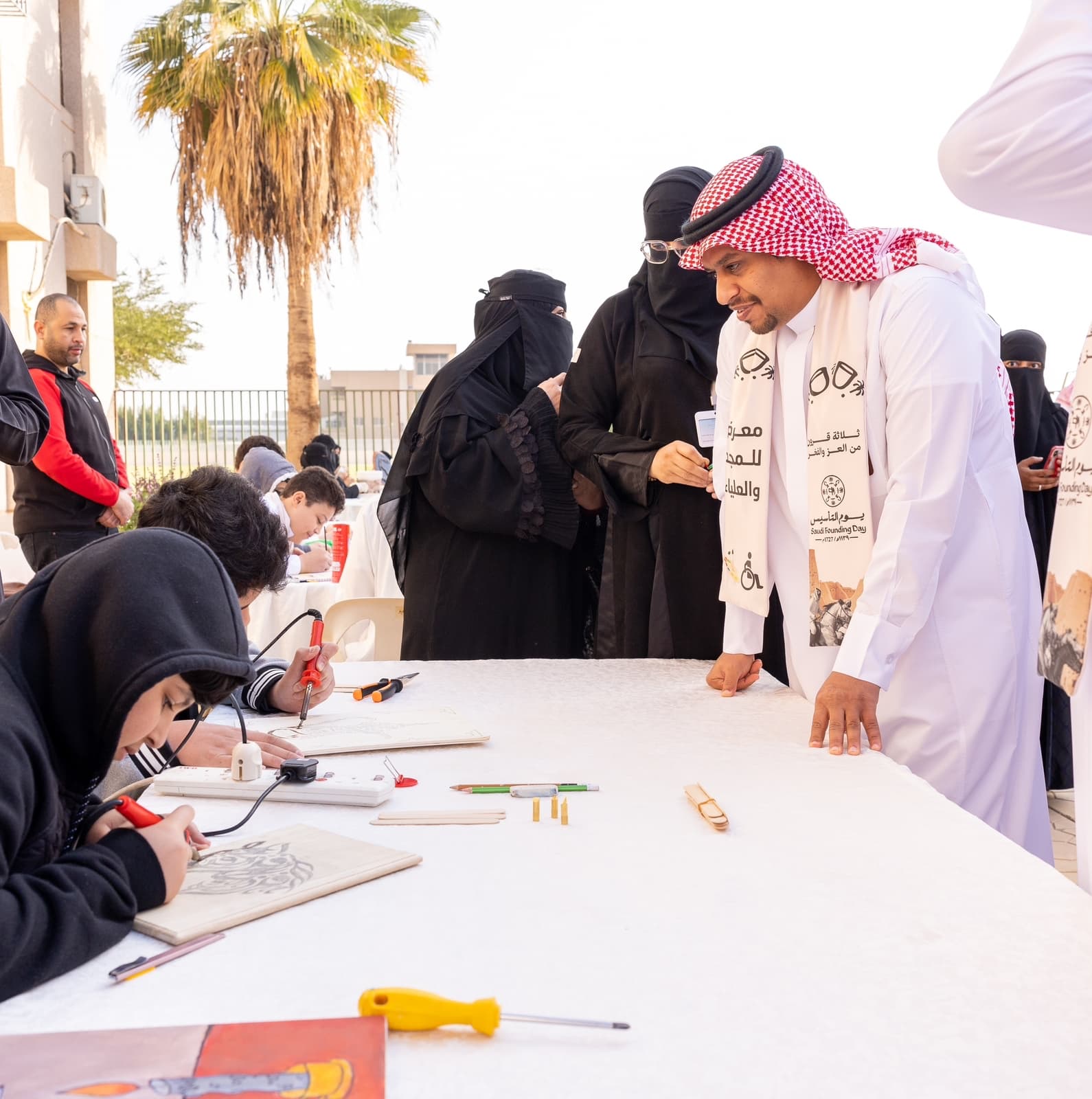 طلاب وطالبات الرياض يحتفون بيوم التأسيس بأعمال فنية وطنية في معرض " للمجد والعلياء"