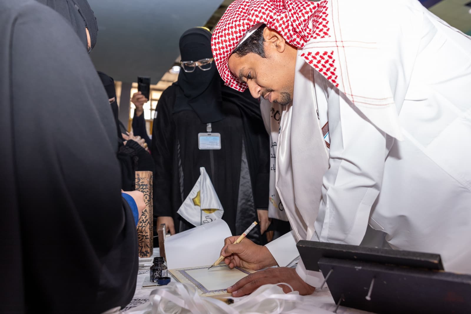 طلاب وطالبات الرياض يحتفون بيوم التأسيس بأعمال فنية وطنية في معرض " للمجد والعلياء"