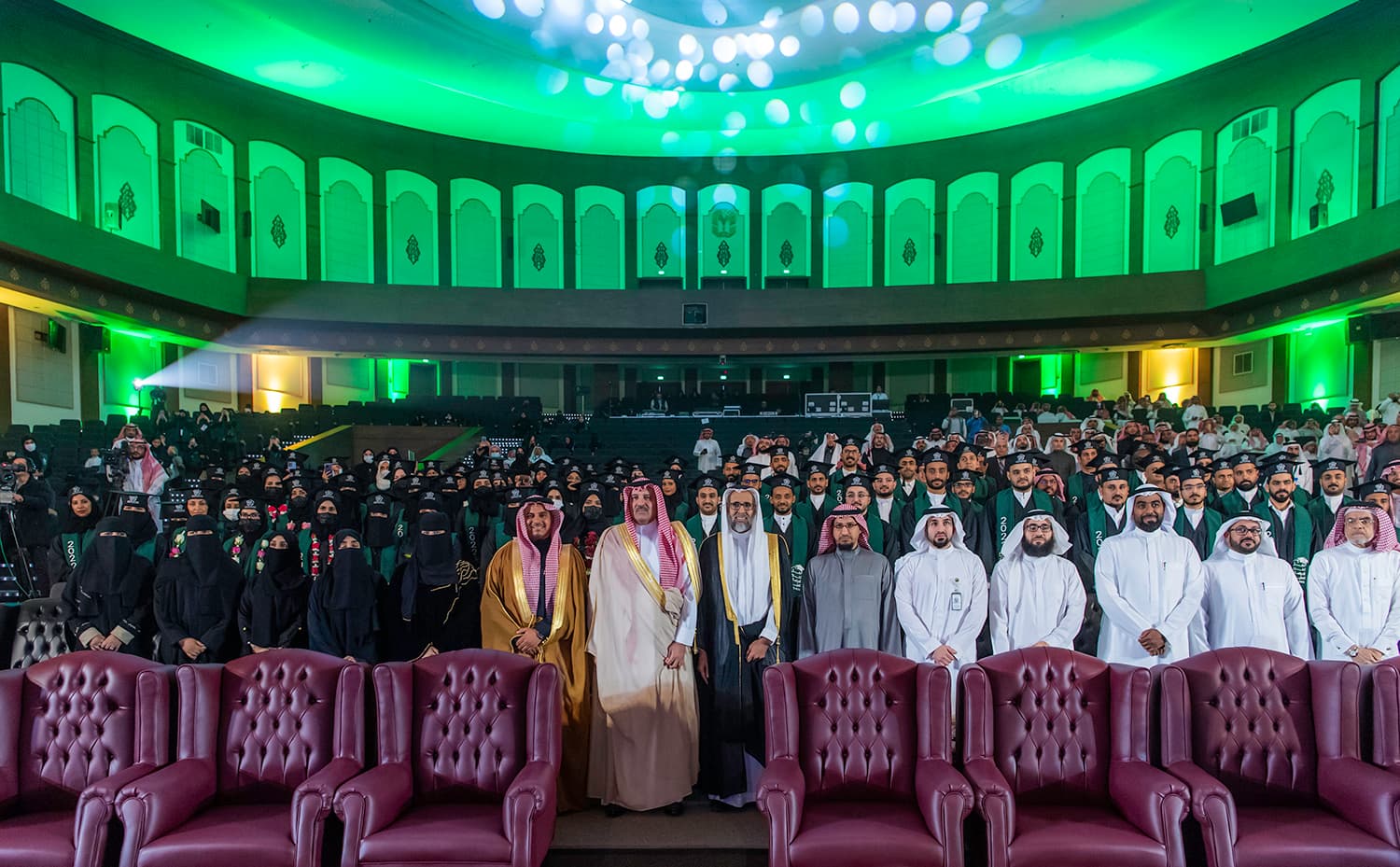 الأمير فيصل بن سلمان يرعى حفل تخرج برامج الدراسات العليا بتجمع المدينة المنورة الصحي