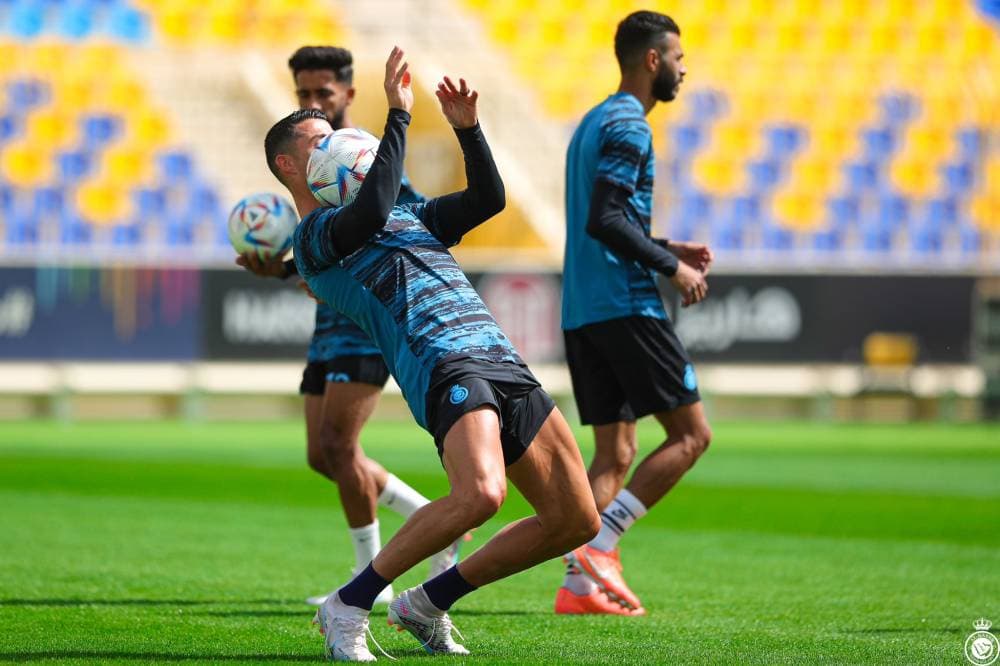 البرتغالي كريستيانو رونالدو يستعرض بالكرة خلال تدريب فريق النصر لكرة القدم الذي تنوع بين تدريبات لياقية وتكتيكية مكثفة ثم مناورة طبق من خلالها المدرب الفرنسي جارسيا النهج التكتيكي للقاء التعاون غدا.. «مركز النصر الإعلامي»
