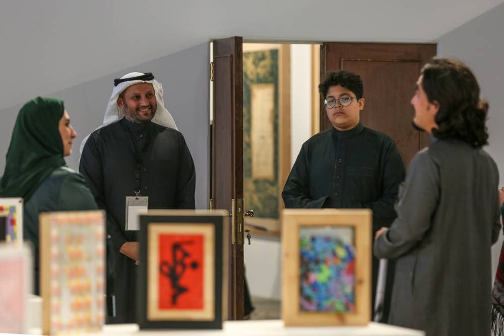 أول معرض فني يجمع أعمال فناني حي جاكس للفنون في الدرعية.