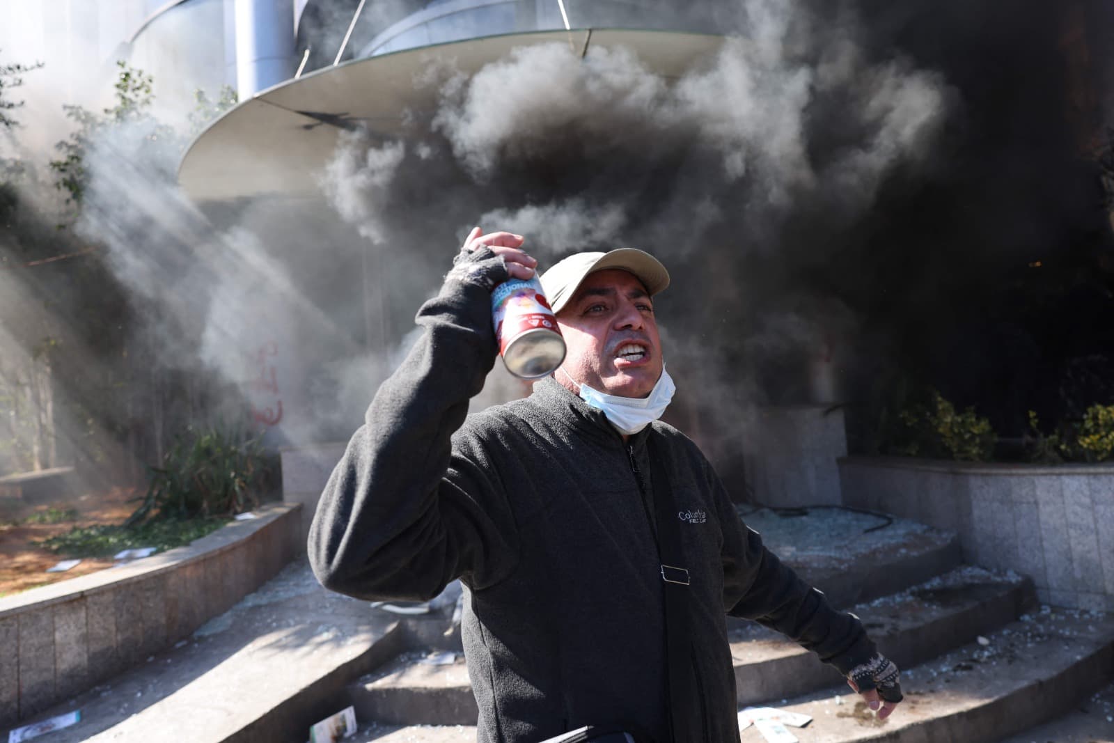 محتجون لبنانيون يضرمون النار ويحطمون بنوكا في بيروت