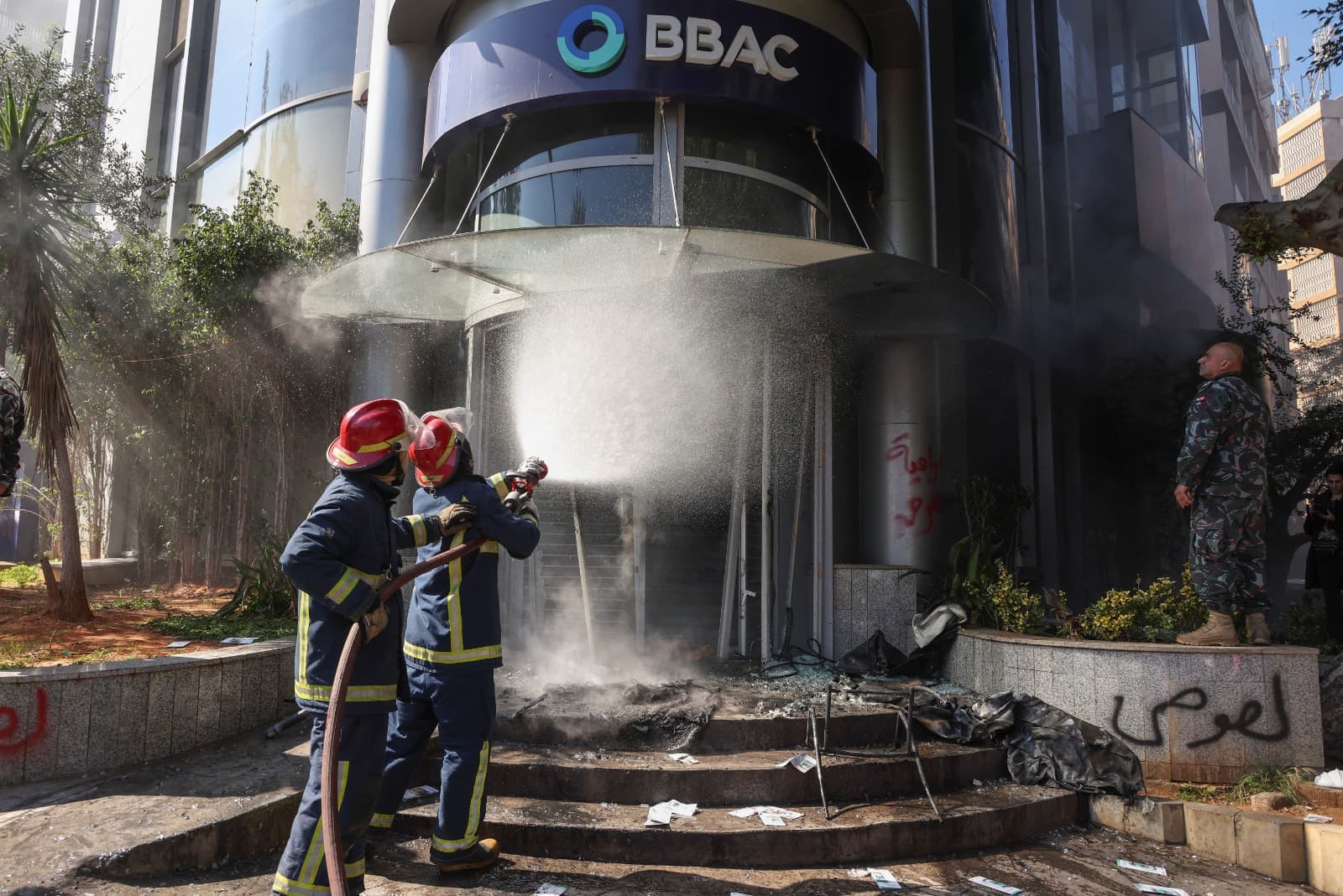 محتجون لبنانيون يضرمون النار ويحطمون بنوكا في بيروت