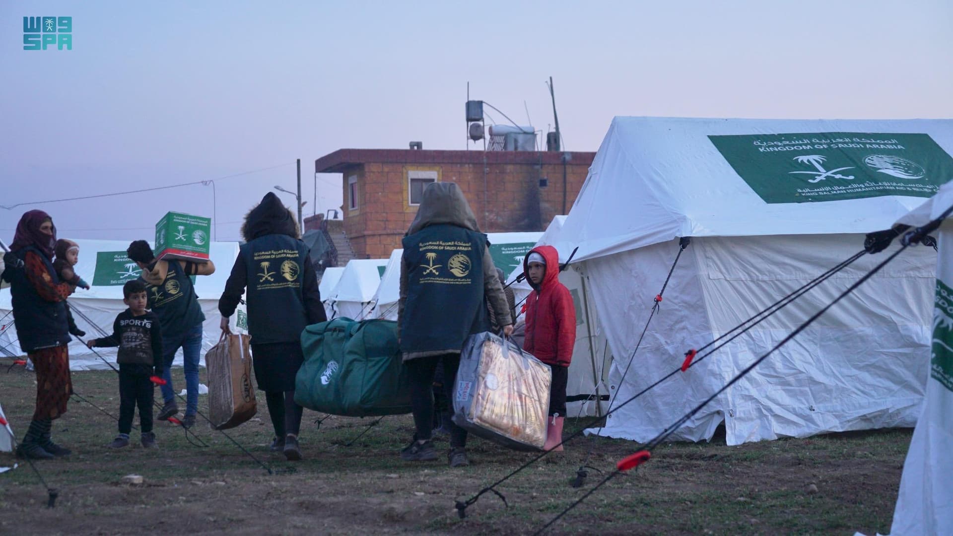 10 شاحنات إغاثية سعودية تصل سورية اليوم عبر منفذ باب السلامة