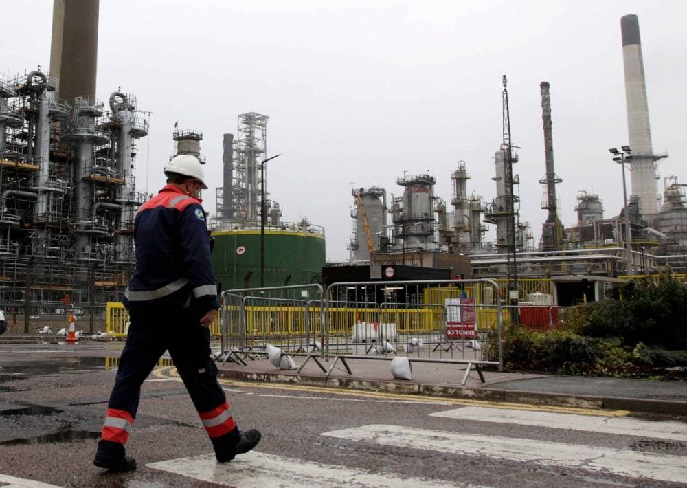 توترات رفع الفائدة تعود بضراوة .. أسعار النفط تتراجع 3 % في جلسة