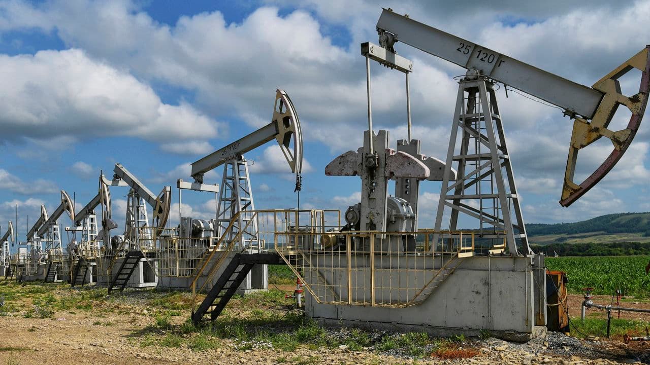 النفط يتراجع دون 82 دولارا مع ارتفاع المخزونات الأمريكية