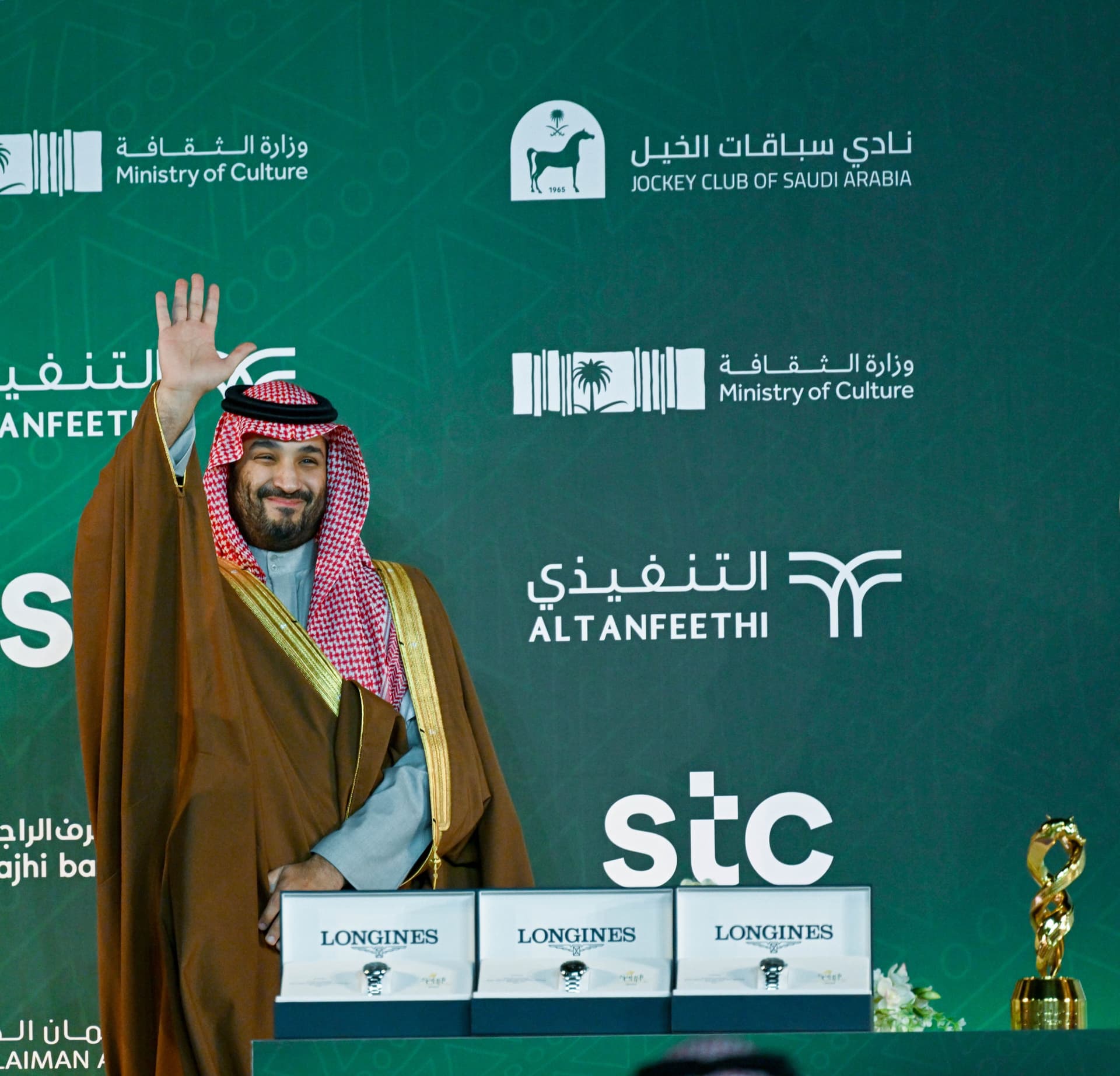 ولي العهد يتوج الفائزين في سباقات كأس السعودية للفروسية