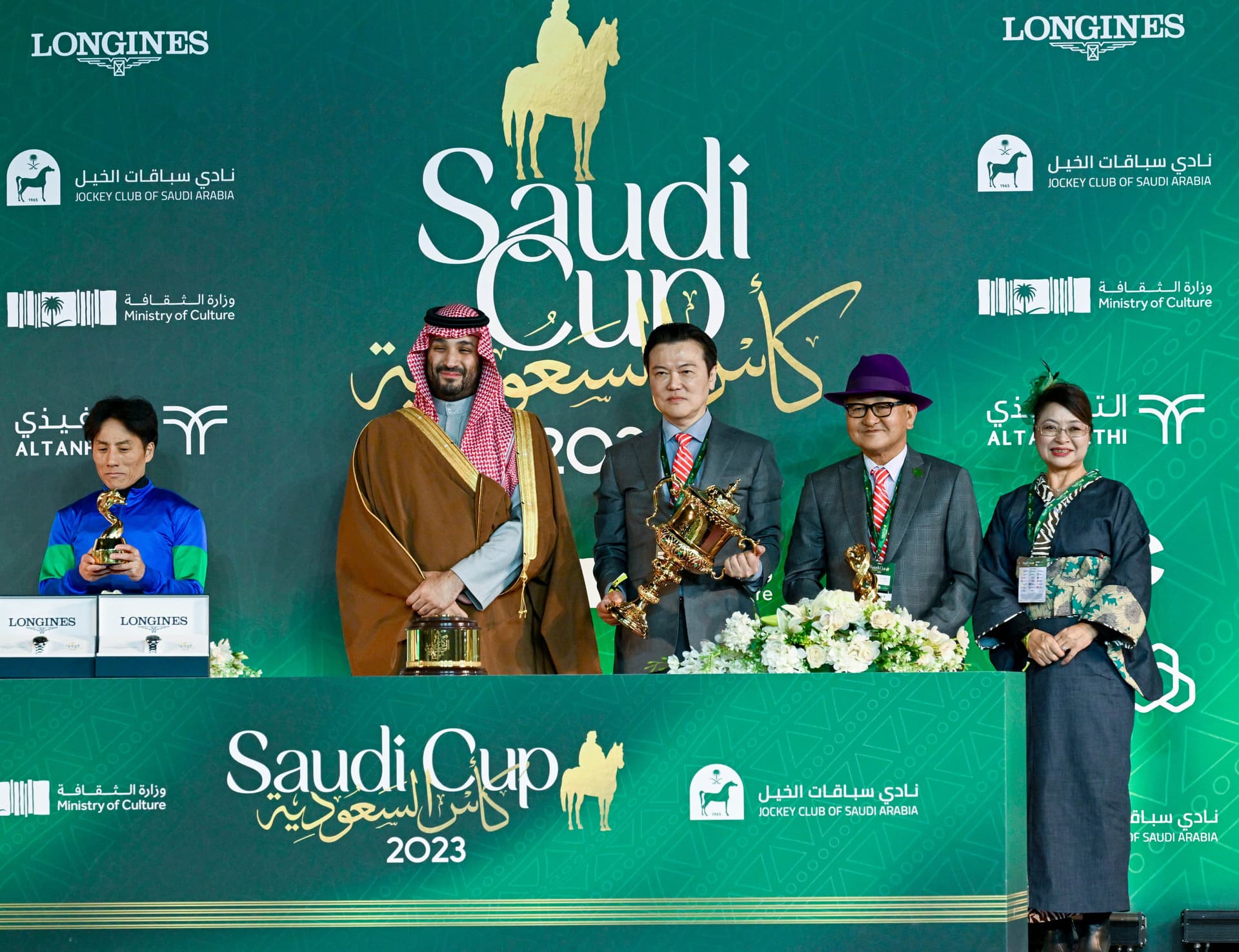 ولي العهد يتوج الفائزين في سباقات كأس السعودية للفروسية