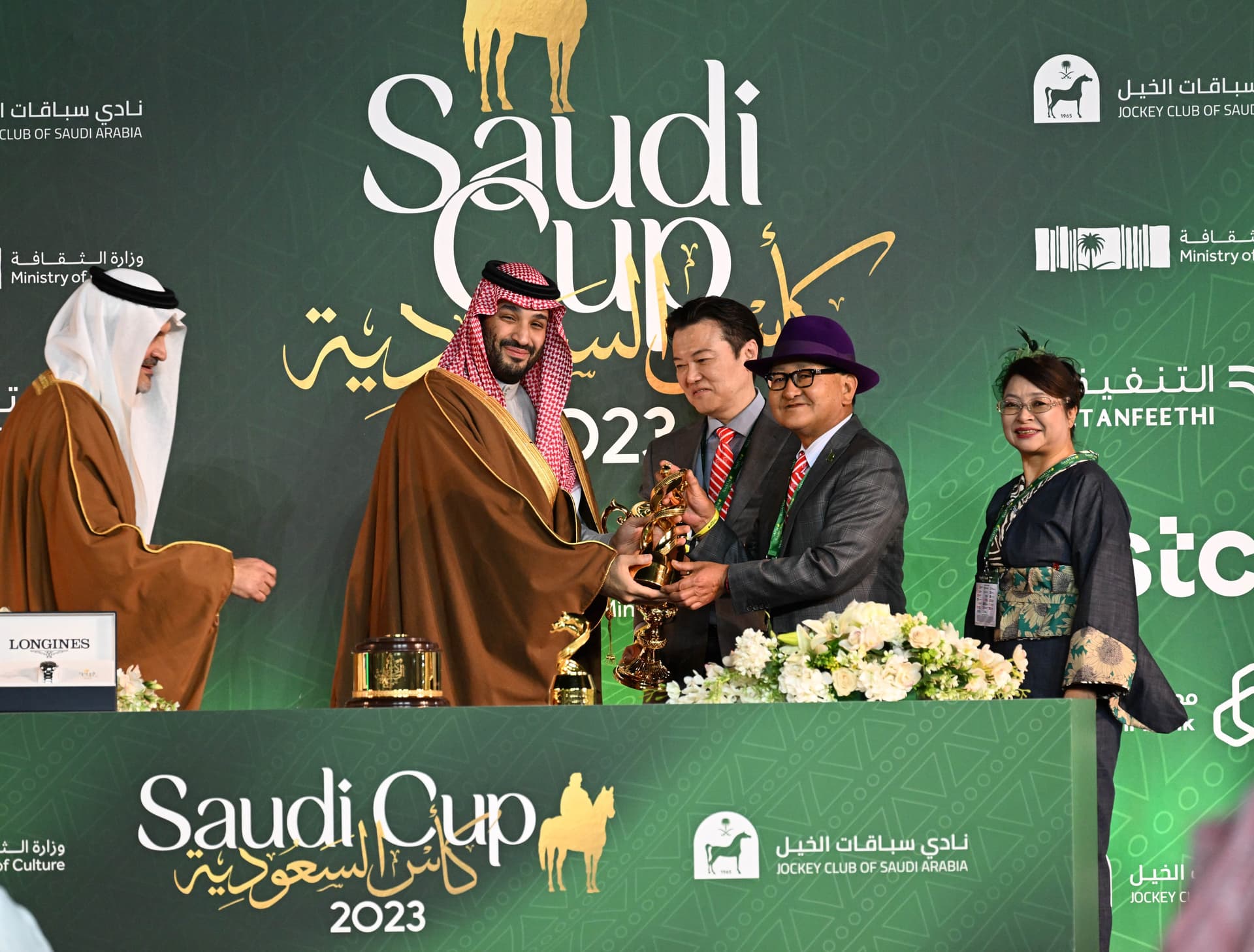 ولي العهد يتوج الفائزين في سباقات كأس السعودية للفروسية