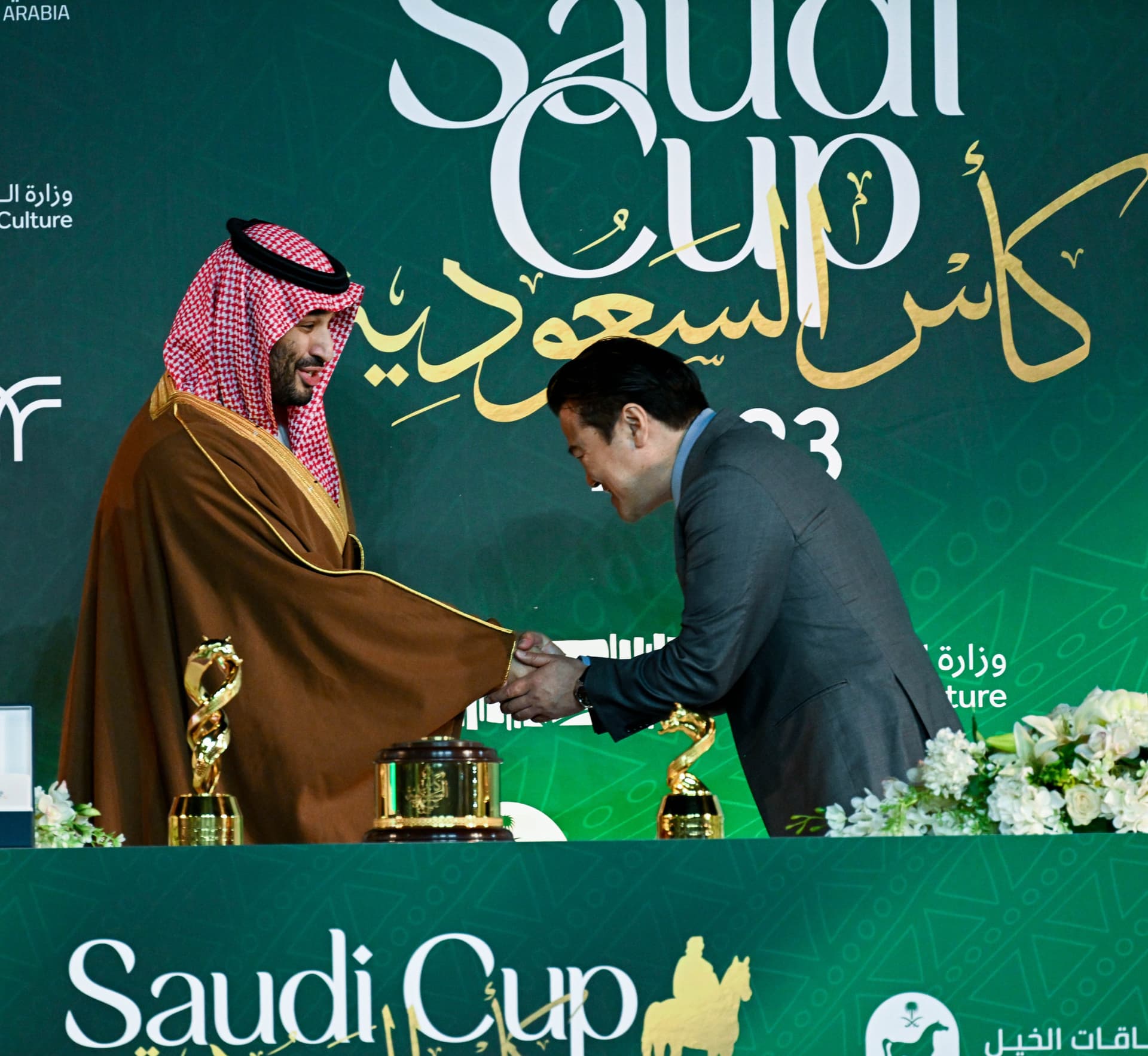 ولي العهد يتوج الفائزين في سباقات كأس السعودية للفروسية