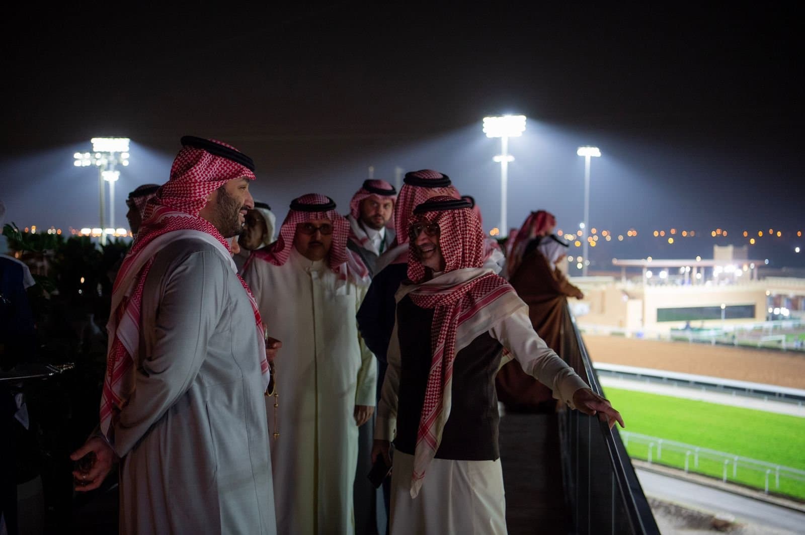 ولي العهد يتوج الفائزين في سباقات كأس السعودية للفروسية