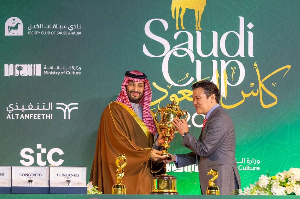 الأمير محمد بن سلمان يتوج "بينثلاسا" بكأس السعودية أمس. تصوير: بشير صالح ـ "الاقتصادية"