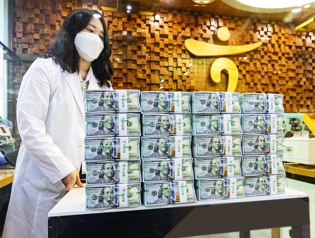 توقعات رفع الفائدة الأمريكية تحرك سوق العملات ..  مؤشر الدولار يرتفع 3 % في فبراير