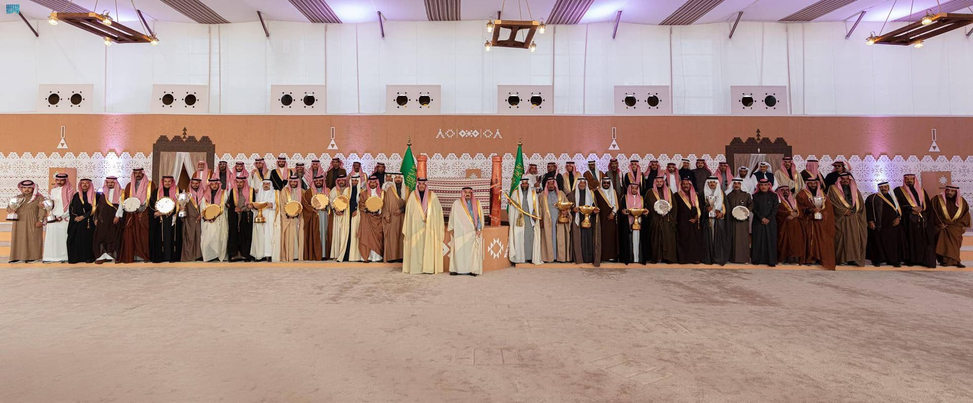 أمير الرياض بعد تكريمه الفائزين بجائزة الملك عبدالعزيز لسباقات الهجن.