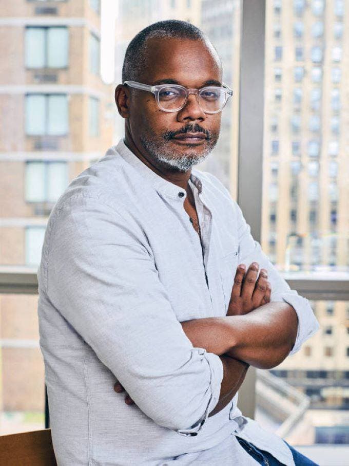 الرجل الذي يحدث ثورة في مجال النشر بصمت