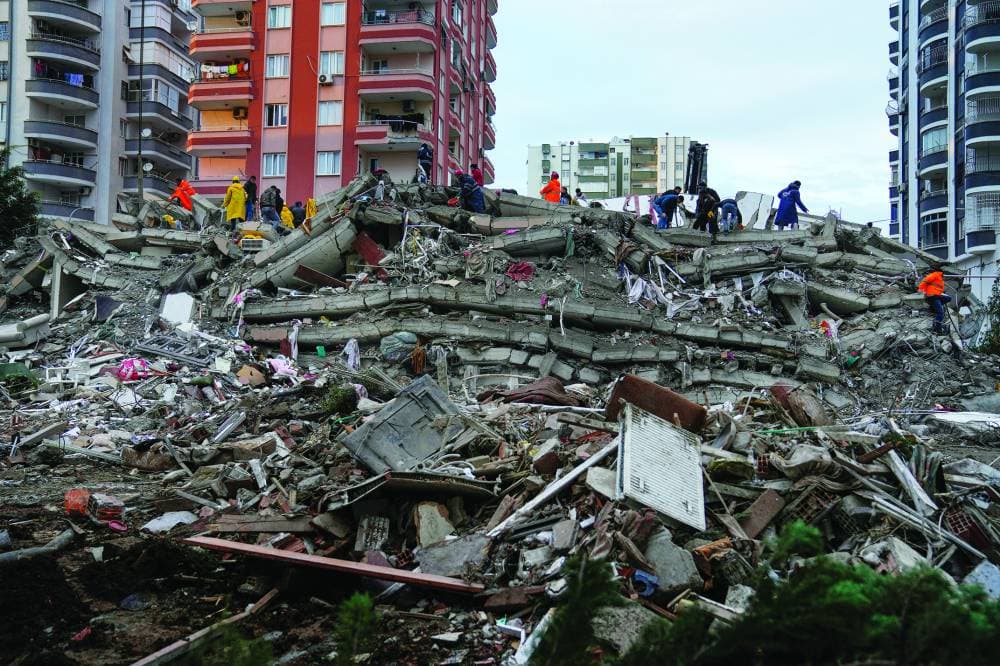 النفط يبلغ ذروة عدة أعوام ويسجل ثالث مكسب أسبوعي بدعم تعافي الطلب