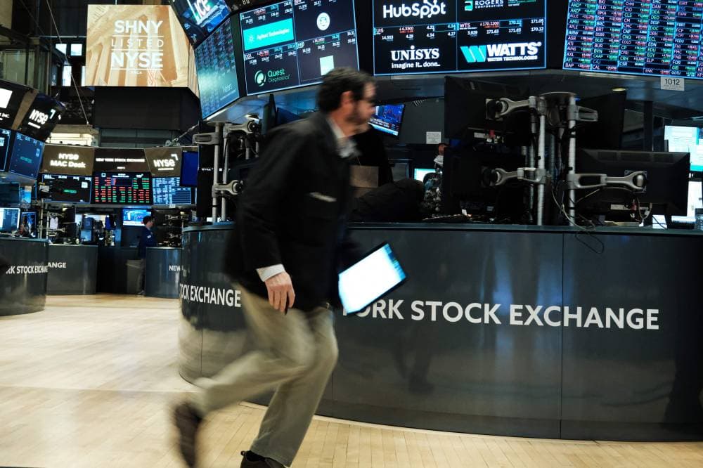 شرطيات سعوديات يمارسن عملهن أثناء قيام المصلين بالطواف حول الكعبة المشرفة 